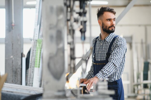 Portrait d'ingénieur industriel Ouvrier d'usine avec un casque debout dans l'usine