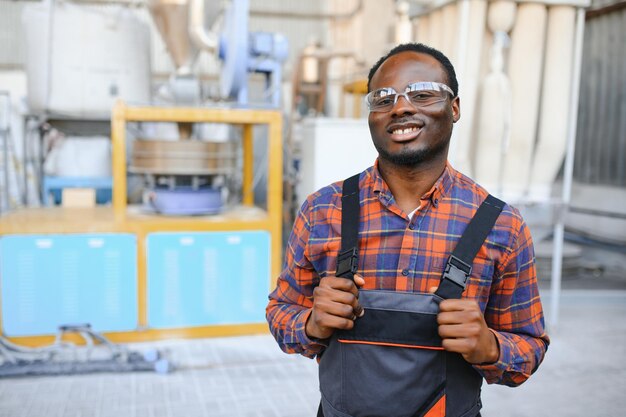 Portrait d'un ingénieur industriel et d'un ouvrier d'usine debout dans la ligne de production d'une usine