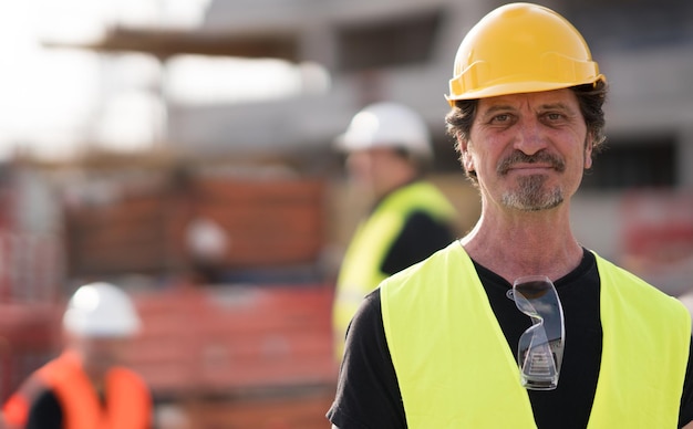 Portrait d'un ingénieur portant un casque sur un chantier de construction