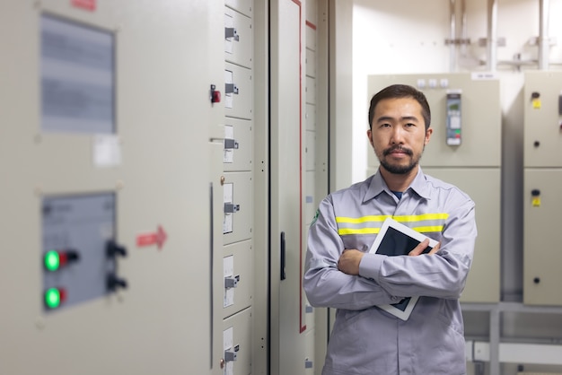 Portrait d'ingénieur Power Systems en usine, industrie.