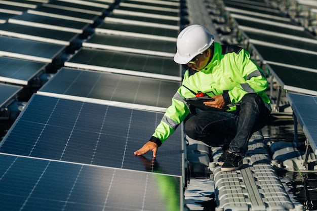 Le portrait d'un ingénieur vérifiant les panneaux solaires photovoltaïques