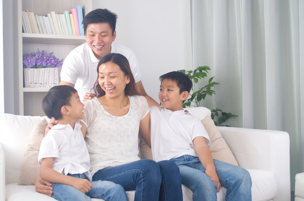 Portrait intérieur, de, asiatique, métisse, famille