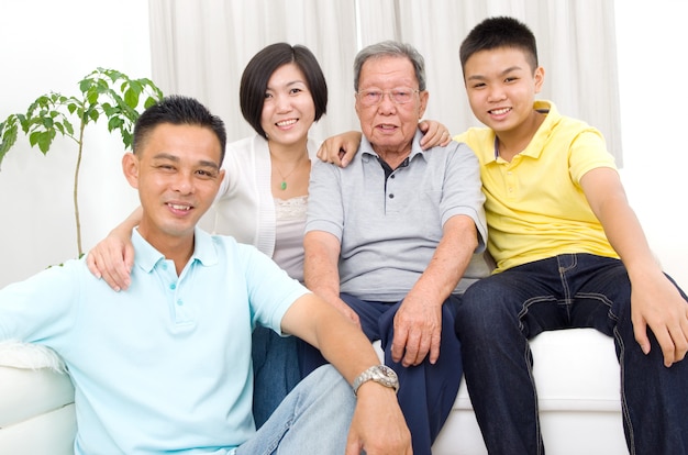 Portrait intérieur d&#39;une belle famille asiatique de 3 générations