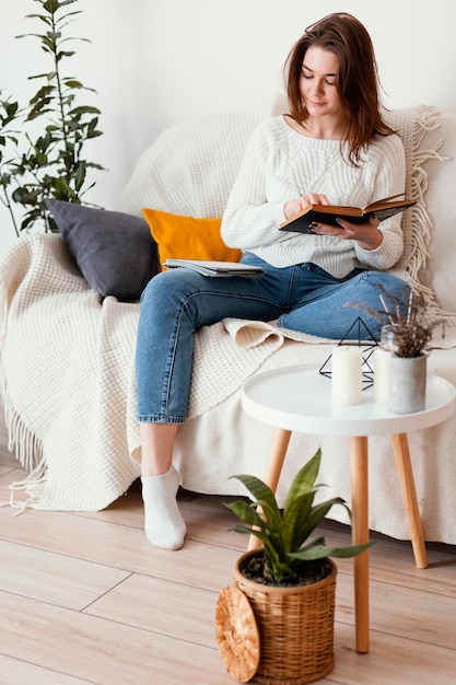 Portrait d'intérieur femme méditant