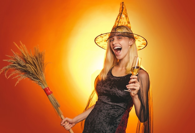 Portrait intérieur de jolie jeune sorcière à la fête d'halloween