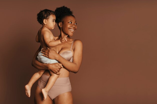 Photo portrait intime de la belle mère tenant son jeune enfant