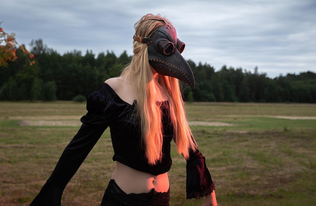 Portrait intrigant de femme en masque de peste avec fond de forêt