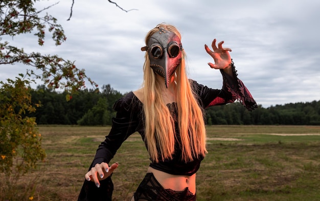 Portrait intrigant de femme en masque de peste avec fond de forêt