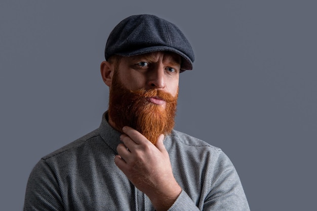 portrait, de, irlandais, homme, sérieux, caresser barbe rouge, homme barbu, à, non rasé, visage, studio