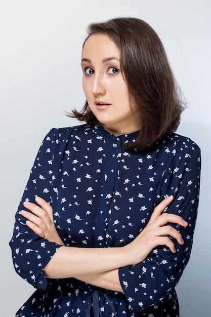 Portrait isolé de femme d'affaires avec les bras croisés.