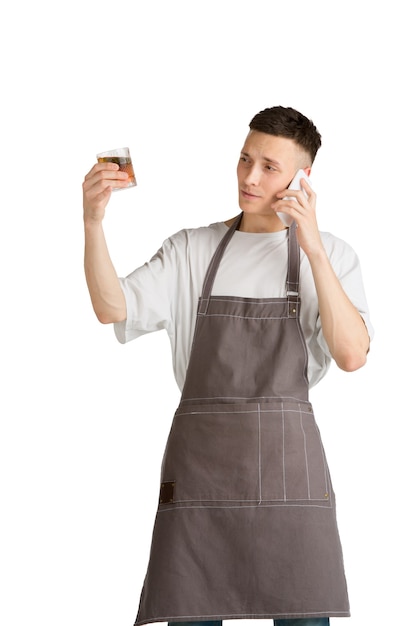 Photo portrait isolé d'un jeune barista caucasien en tablier marron