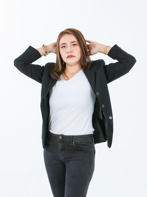 Portrait isolé studio de découpe corps entier coup de femme d'affaires réussie professionnelle asiatique confiante en costume noir formel talons hauts poste debout regarder la caméra sur fond blanc