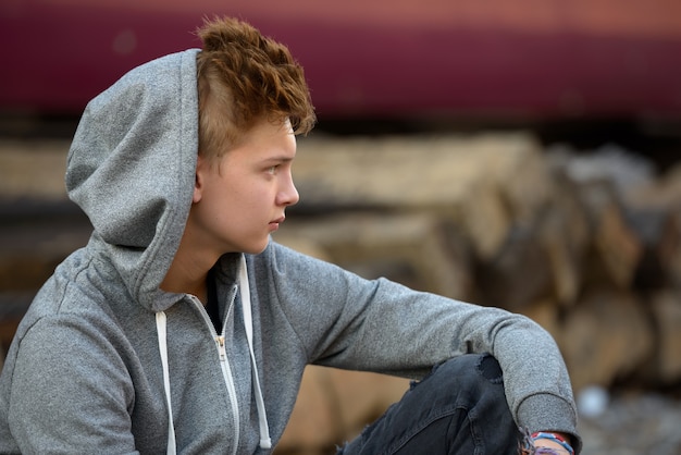 Photo portrait de jeune adolescent beau à la gare ferroviaire