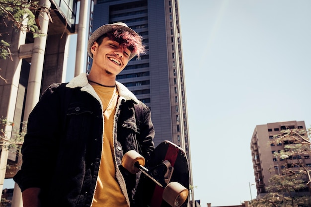 Portrait de jeune adolescent de style urbain génération z avec toits de la ville