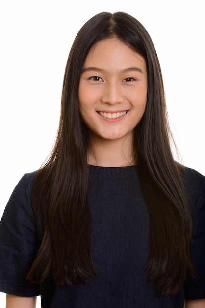 Portrait de jeune adolescente asiatique heureuse souriant