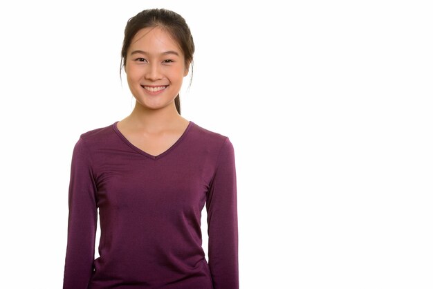 Portrait de jeune adolescente asiatique heureuse souriant