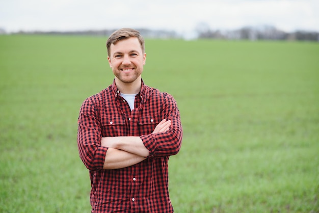 Portrait d'un jeune agriculteur dans un champ