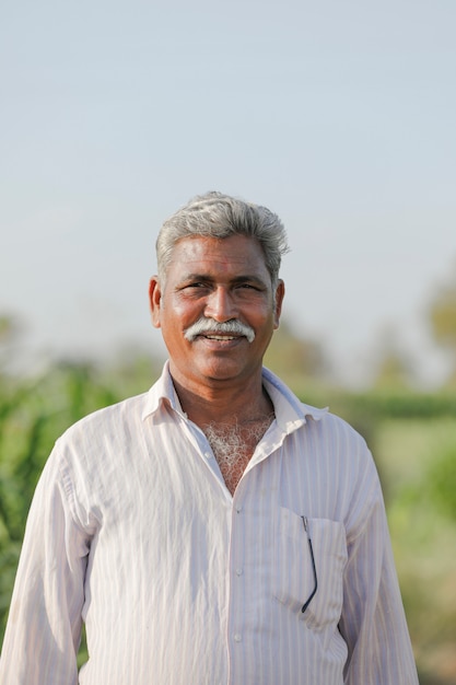 Portrait de jeune agriculteur indien, domaine de l'agriculture