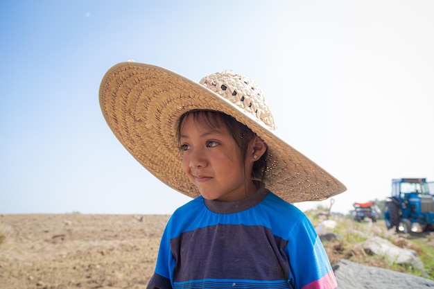 Portrait d'une jeune agricultrice avec son chapeau caractéristique