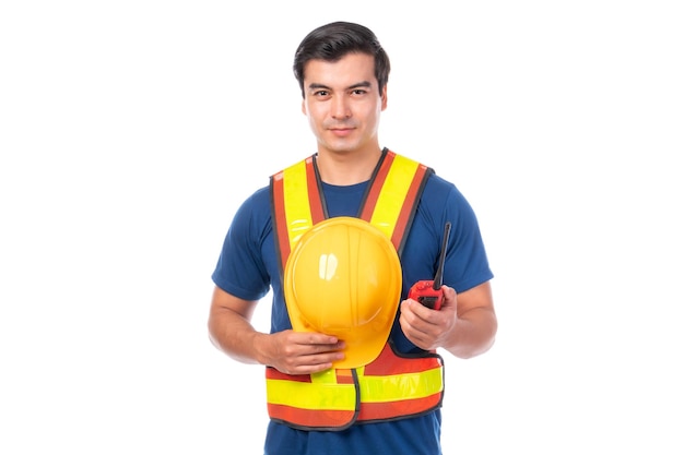 Portrait jeune architecte homme ingénierie tenant casque jaune et mégaphone à la main Il debout bras croisés isolé sur fond blanc avec espace de copie