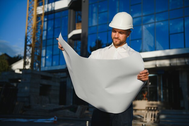 Portrait d'un jeune architecte ou ingénieur sur un chantier de construction