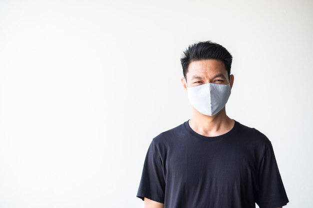 Portrait de jeune asiatique portant un masque en tissu fait maison