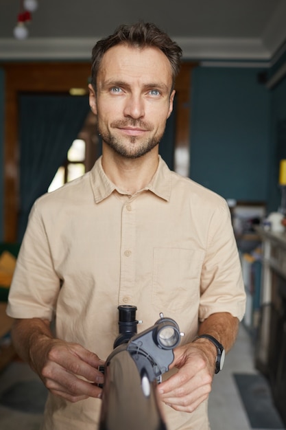 Portrait De Jeune Astronome Tout En Utilisant Son Télescope Pour Surveiller Les étoiles