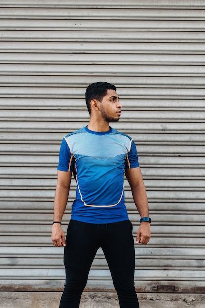 Portrait d'un jeune athlète latinx avec des vêtements de sport à l'écart concept sain