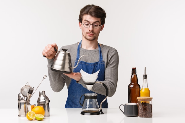 Portrait d'un jeune barista masculin