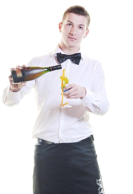 portrait de jeune barman isolé sur fond blanc avec un verre de cocktail d'alcool