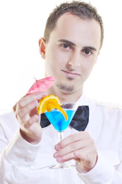 Photo portrait de jeune barman isolé sur fond blanc avec un verre de cocktail d'alcool