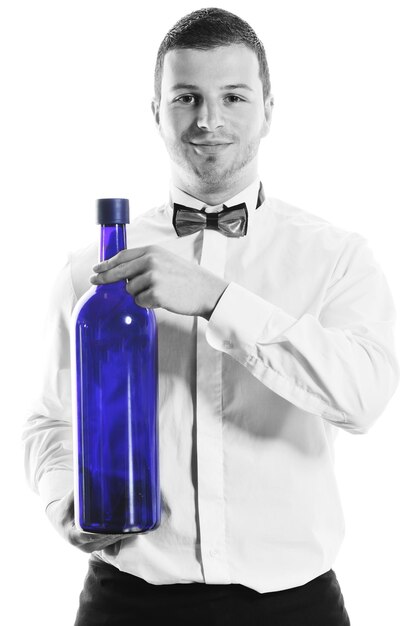 Photo portrait de jeune barman isolé sur fond blanc avec un verre de cocktail d'alcool