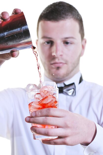 portrait de jeune barman isolé sur fond blanc avec un verre de cocktail d'alcool