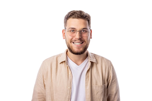 Portrait de jeune beau barbu souriant