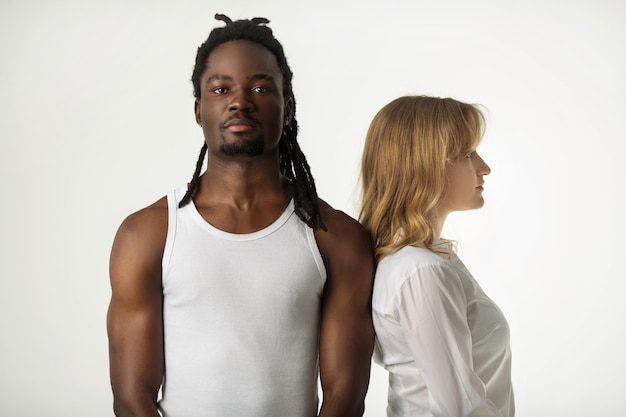 Portrait d'un jeune beau couple sur fond blanc