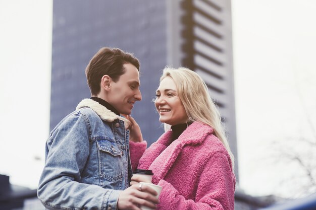 Portrait de jeune beau couple serrant dans la Saint-Valentin.