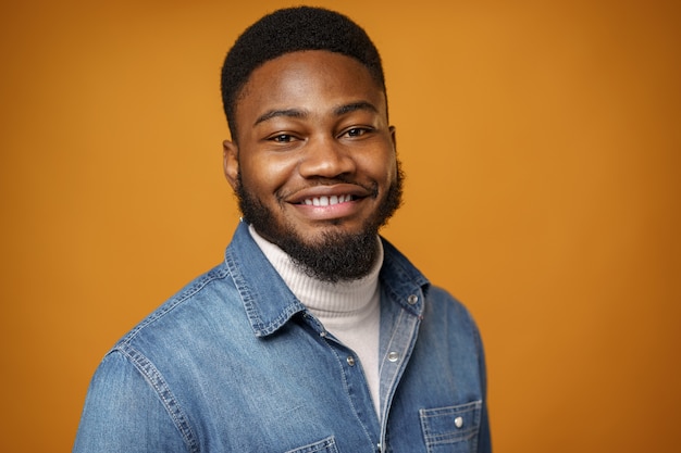 Portrait de jeune beau mec afro-américain contre