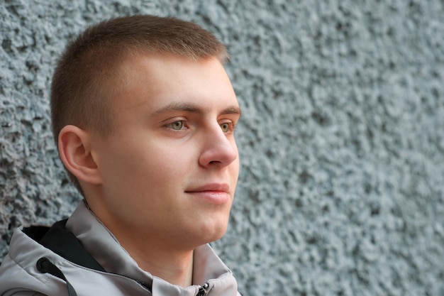 Portrait d'un jeune beau mec