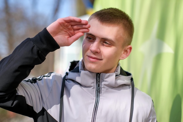 Portrait d'un jeune beau mec