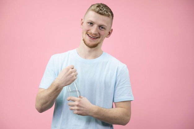 Portrait, de, jeune, beau, sain, sportif, mâle, étudiant, tenue, bouteille eau