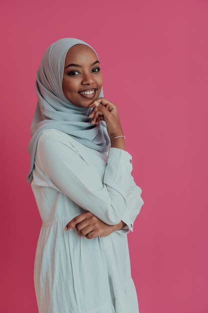 Portrait de jeune beauté musulmane moderne portant des vêtements islamiques traditionnels sur fond rose en plastique. Mise au point sélective. Photo de haute qualité