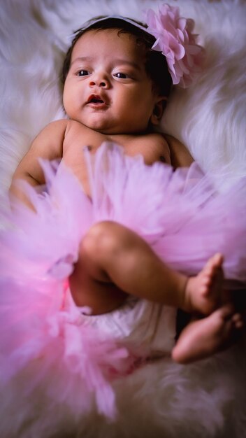 Photo portrait d'un jeune bébé allongé sur le lit à la maison