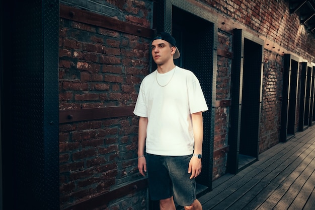 Portrait d'un jeune bel homme dans une casquette