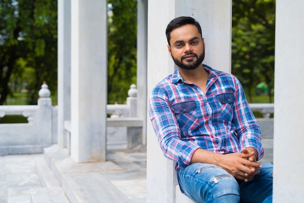 Portrait de jeune bel homme indien barbu dans le parc Lumpini