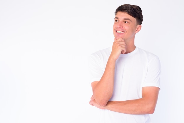 Portrait de jeune bel homme isolé sur blanc