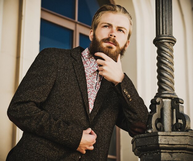 Photo portrait de jeune bel homme à la mode en plein air