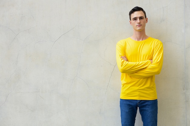 Portrait de jeune bel homme portant une chemise à manches longues