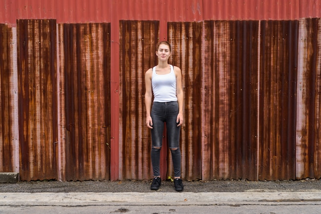 Portrait de jeune belle adolescente dans les rues à l'extérieur