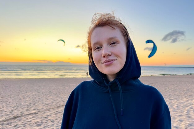 Portrait de jeune belle femme adolescente fille se détend sur fond de plage de mer naturelle sourire