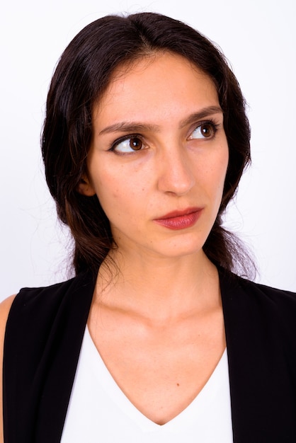 Portrait de jeune belle femme d'affaires contre le mur blanc